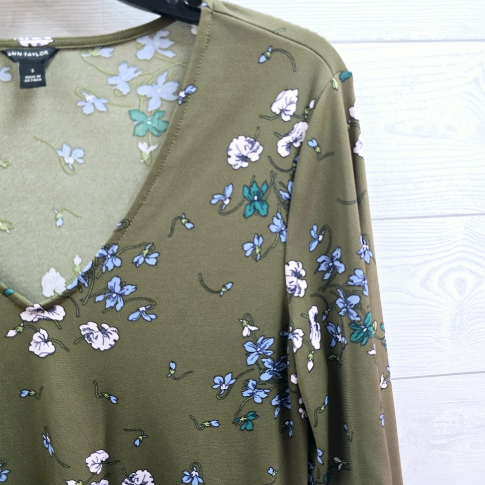 Ann Taylor Floral V-Neck Blouse‎ - Picture 2 of 7